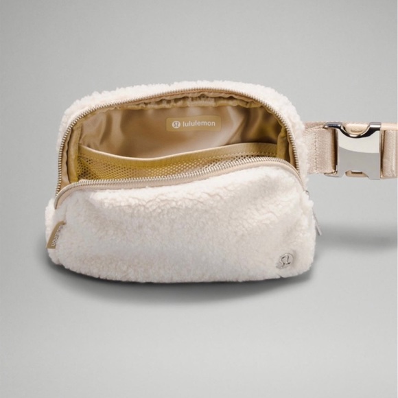 Lululemon Everywhere Belt Bag Fleece white ivory - Picture 2 of 6